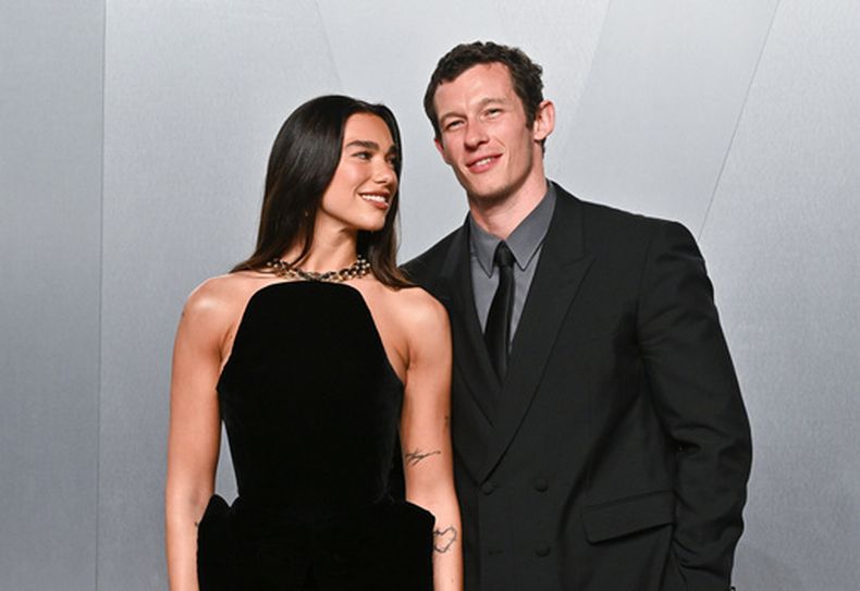 ARCHIVO - Dua Lipa, a la izquierda, y Callum Turner llegan a la fiesta de los Oscar de Vanity Fair el domingo 15 de marzo de 2026, en el Museo de Arte del Condado de Los Ángeles. (Foto Evan Agostini/Invision/AP, archivo)