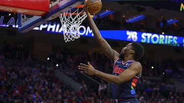 Sin Embiid y Harden, 76ers superan a Pistons
