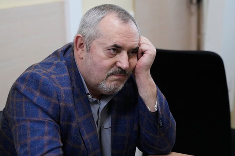 El político ruso Borís Nadezhdin, acusado de exhibir símbolos extremistas, asiste a una audiencia judicial en la localidad de Dolgoprudny, a las afueras de Moscú, el viernes 17 de julio de 2026. (Foto AP/Pável Bedniakov)