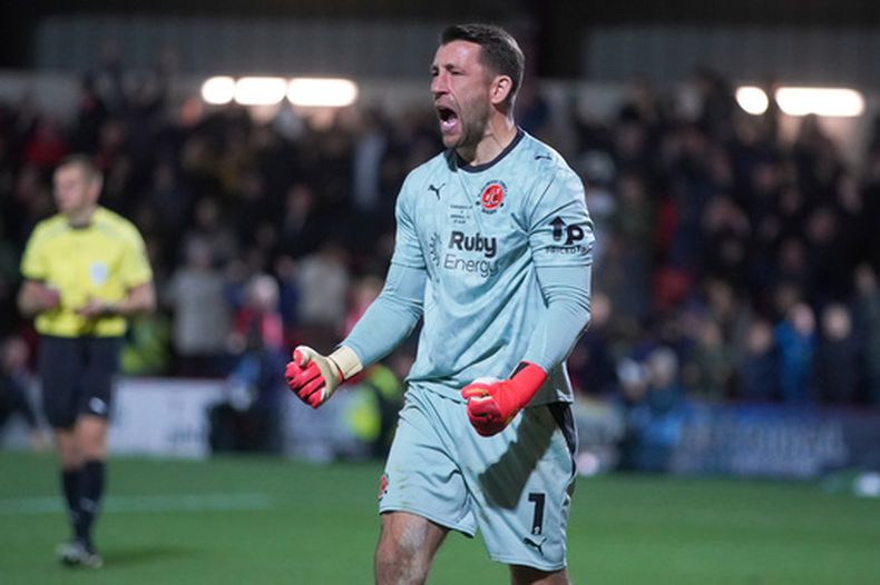 Jay Lynch, arquero del Fleetwood, festeja durante la tanda de penales ante el Arsenal dentro de la Copa de la Liga inglesa, el martes 27 de octubre de 2026 (AP Foto/Ian Hodgson)