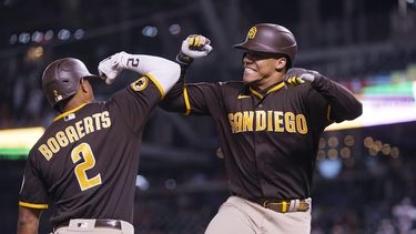 El dominicano Juan Soto, de los Padres de San Diego, festeja con su compañero Xander Bogaerts durante un juego ante los Nacionales de Washington, el martes 23 de mayo de 2023 (AP Foto/Manuel Balce Ceneta)