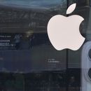 Unas personas visitan una tienda de Apple en Beijing, el domingo 11 de mayo de 2025. (AP Foto/Andy Wong)