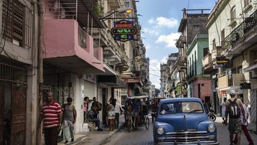 ARCHIVO - Un automóvil antiguo avanza por una calle el 11 de noviembre de 2023, en La Habana, Cuba. (AP Foto/Ramón Espinosa, archivo)