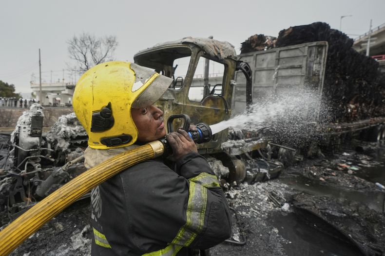 Un bombero rocía con una manguera tras la explosión de un camión cisterna de gas en Ciudad de México, el miércoles 10 de septiembre de 2025. (AP Foto/Fernando Llano)