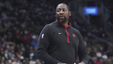 ARCHIVO - Foto del 12 de febrero del 2023, el entrenador asistente de los Raptors de Toronto Adrian Griffin dirigiendo al equipo frente a los Pistons de Detroit. El sábado 27 de mayo del 2023, los Bucks finalizan un acuerdo para firmar a Griffin como nuevo entrenador, de acuerdo con una persona que tiene conocimiento del trato. (Chris Young/The Canadian Press via AP, File)