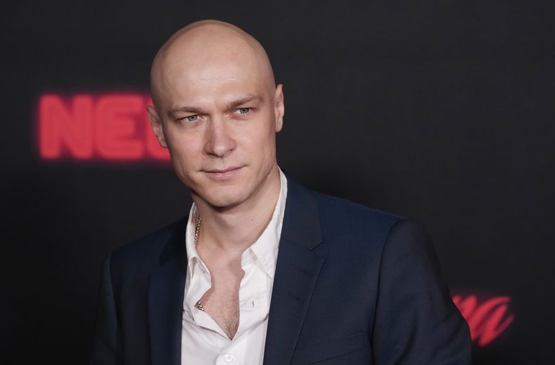 ARCHIVO - Yura Borisov, miembro del elenco de Anora, posa en el estreno de la película, el martes 1 de octubre de 2024, en el Teatro Vista de Los Ángeles. (Foto AP/ Chris Pizzello, archivo)