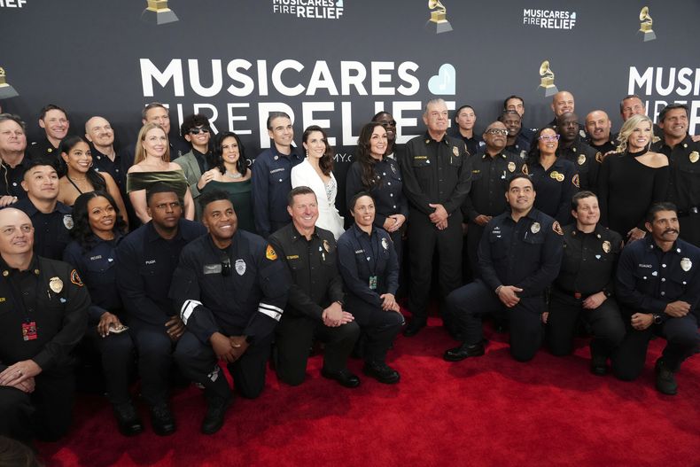 Los bomberos llegan a la 67ª entrega anual de los premios Grammy el domingo 2 de febrero de 2025 en Los Ángeles. (Foto Jordan Strauss/Invision/AP)