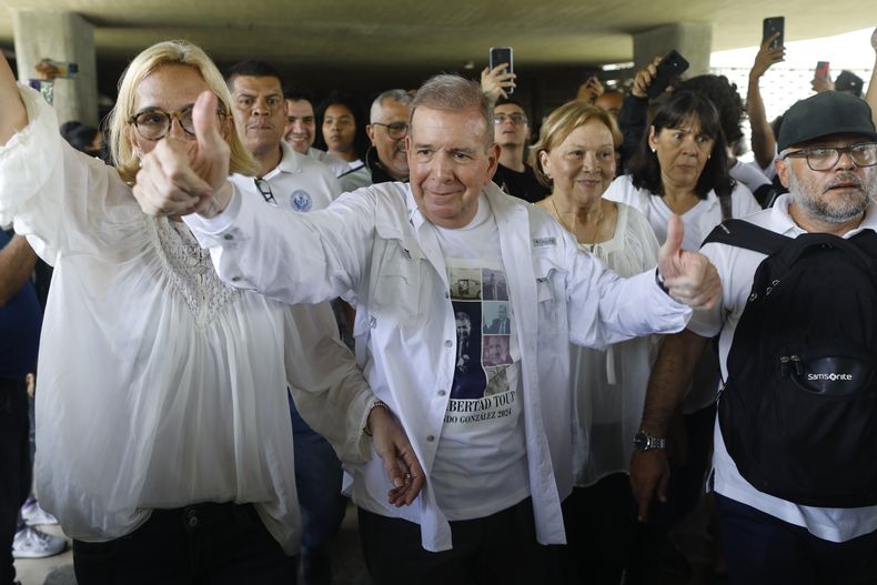 El candidato de oposición Edmundo González junto a sus simpatizantes durante una reunión con jóvenes en la Universidad Central de Venezuela (UCV) en Caracas, Venezuela, el domingo 14 de julio de 2024. La principal coalición opositora, de la que González es parte, anunció el miércoles 24 de julio de 2024, que logró acreditar a la totalidad de sus testigos de mesas para las elecciones del domingo 28 de julio de 2024. (AP Photo/Cristian Hernández)