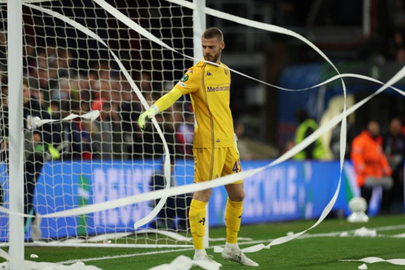 El arquero de Fiorentina David de Gea durante el partido contra Crystal Palace en los cuartos de final de la Conference League, el jueves 9 de abril de 2026, en Londres. (AP Foto/Ian Walton)