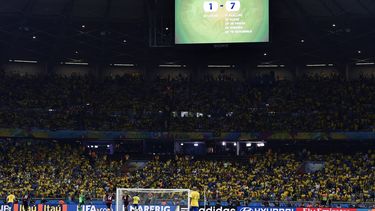 americateve | La pantalla del estadio Mineirao con el marcador del triunfo 7-1 de Alemania sobre Brasil en las semifinales de la Copa del Mundo el martes, 8 de julio de 2014. (AP Photo/Martin Meissner)