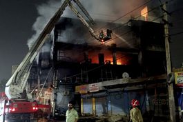 al menos 27 muertos en incendio en edificio en india