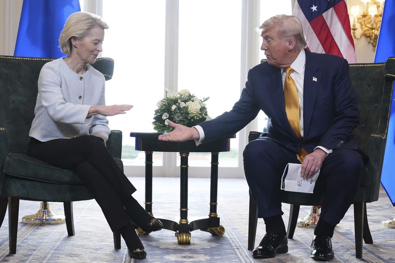El presidente Donald Trump y la presidenta de la Comisión Europea, Ursula von der Leyen, se dan la mano después de llegar a un acuerdo comercial en el campo de golf Trump Turnberry en Turnberry, Escocia, el domingo 27 de julio de 2025. (AP Foto/Jacquelyn Martin)