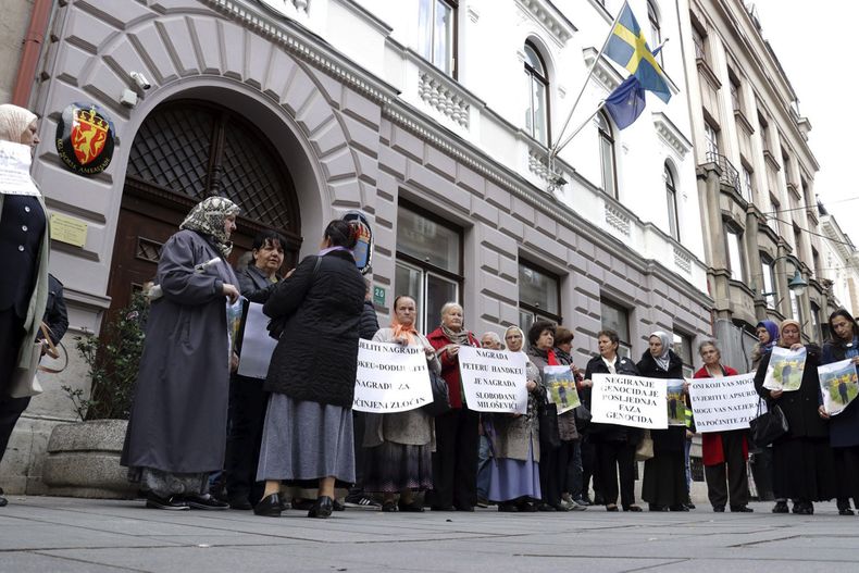 ESP-LIB_BOSNIA-PROTESTA_NOBEL-0.jpg