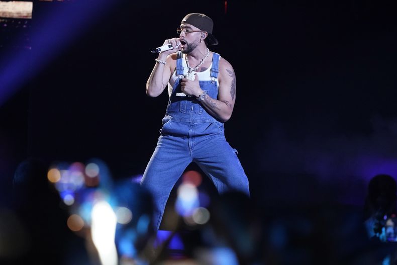 Bad Bunny durante su presentación en los Premios Billboard de la Música Latina el jueves 5 de octubre de 2023, en Coral Gables, Florida. (Foto AP/Marta Lavandier)