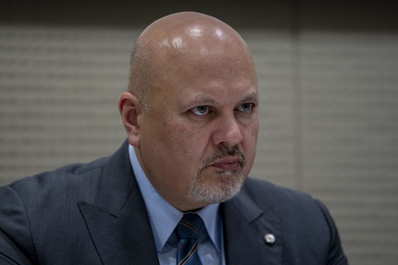 Karim Khan, fiscal de la Corte Penal Internacional, mira durante una conferencia de prensa en La Haya, Holanda, el lunes 3 de julio de 2023, por la apertura de un centro que aspira a procesar el crimen de agresión rusa contra Ucrania en La Haya, en un centro internacional para llevar ante la justicia a los líderes responsables de la invasión. la (AP Foto/Peter Dejong)