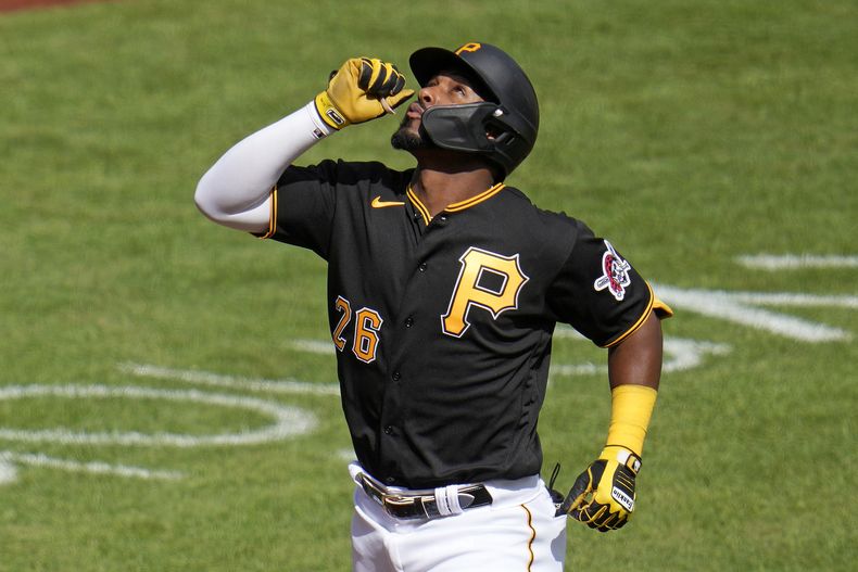 El dominicano Miguel Andújar de los Piratas de Pittsburgh celebra mientras se acerca al plato luego de su cuadrangular solitario ante Carlos Rodón de los Yanquis dde Nueva York durante la 4ta entrada del juego en Pittsburgh. Domingo 17 de septiembre de 2023. (AP Foto/Gene J. Puskar)