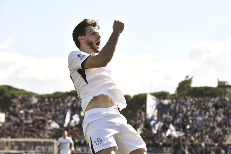 Khvicha Kvaratskhelia celebra tras marcar el gol de Napoli en la victoria 1-0 ante Empoli, el domingo 20 de octubre de 2024, en Empoli. (LaPresse vía AP)