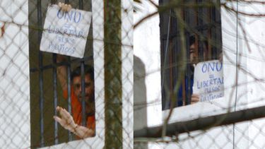 americateve | Fotos inéditas muestran, entre los barrotes de la cárcel, al líder de oposición y al ex alcalde de San Cristóbal con carteles en los que piden la liberación de todos los presos políticos que hay en Venezuela. Sería la tercera vez que se obtienen imágenes