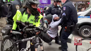liberales atacan con piedras a caravana en apoyo a trump en nueva york