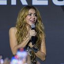 Shakira en la fiesta de lanzamiento de su álbum Las mujeres ya no lloran, la madrugada del viernes 22 de marzo de 2024, en Hollywood, Florida. El concierto de lanzamiento del álbum de Shakira desde Times Square en Nueva York tendrá un especial que podrá ser visto en forma gratuita en la plataforma de streaming ViX a partir del 30 de marzo. (Foto AP/Michael Laughlin)
