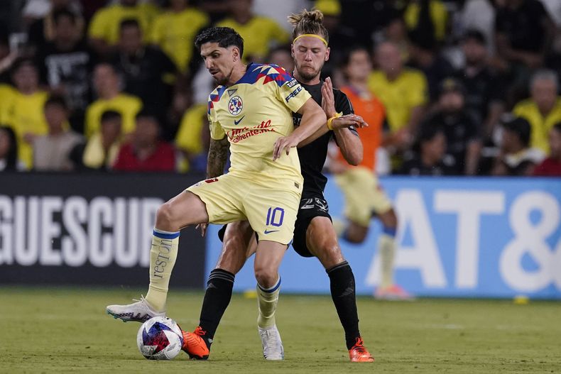 El chileno Diego Valdés, volante del América, trata de avanzar frente al zaguero Walker Zimmerman, de Nashville, en el partido de la Leagues Cup realizado el martes 8 de agosto de 2023 (AP Foto/George Walker IV)