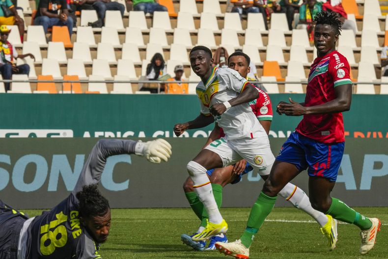 Lamine Camara (centro) anota el segundo gol de Senegal ante Gambia en el partido de la Copa Africana de Naciones, el lunes 15 de enero de 2024, en Yamoussoukro, Costa de Marfil. (AP Foto/Sunday Alamba)