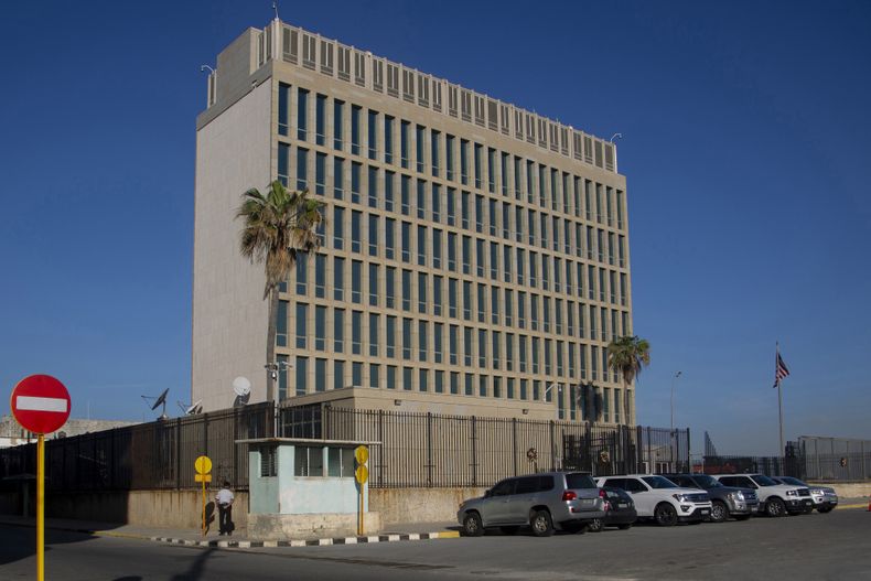 Foto tomada el 4 de enero de 2023 de la embajada estadounidense en La Habana. (Foto AP/Ismael Francisco)