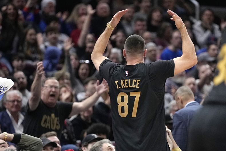 El jugador de la NFL Travis Kelce arenga a los fanáticos durante el partido entre los Cavaliers de Cleveland y los Celtics de Boston, el martes 5 de marzo de 2024 (AP Foto/Sue Ogrocki)