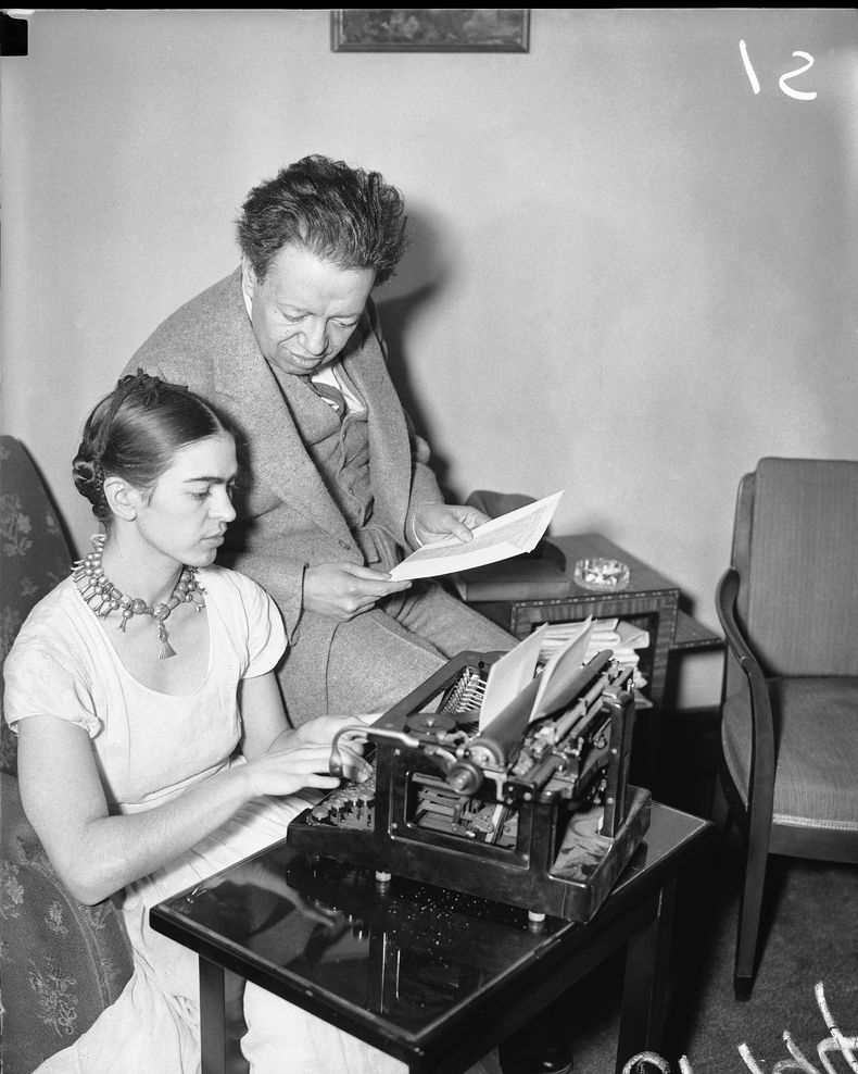 ARCHIVO - Los artistas mexicanos Diego Rivera y su esposa Frida Kahlo en Nueva York el 11 de mayo de 1933. El documental Frida cuenta la historia de Kahlo a partir de sus diarios y cartas. (Foto AP)