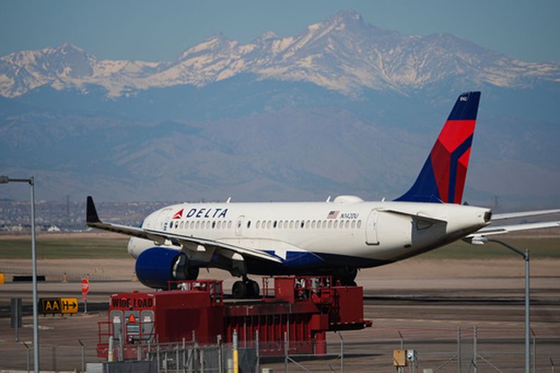 ARCHIVO – Un avión de Delta Airlines se dirige a la pista antes de despegar en el Aeropuerto Internacional de Denver, el 20 de marzo de 2026, en Denver. (AP Foto/David Zalubowski, Archivo)