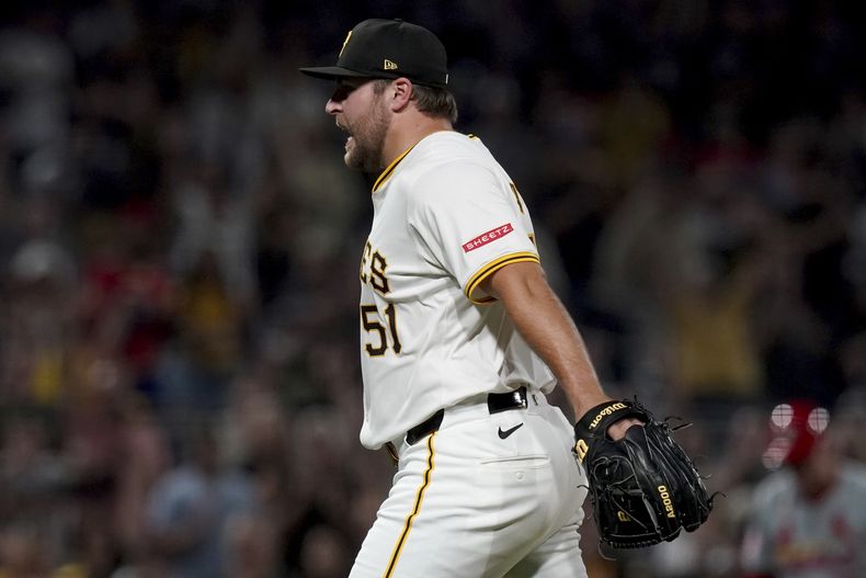 El lanzador relevista de los Piratas de Pittsburgh, David Bednar, reacciona después de sacar el último out de la victoria de su equipo sobre los Cardenales de San Luis el lunes 22 de julio de 2024, en Pittsburgh. (AP Foto/Matt Freed)