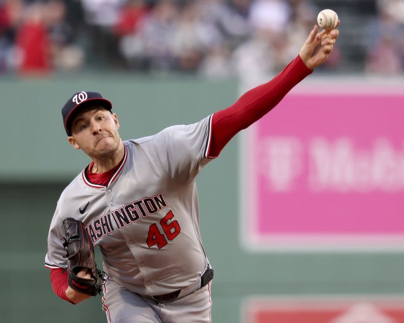 Patrick Corbin, abridor de los Nacionales de Washington, lanza ante los Medias Rojas de Boston, en el, duelo del viernes 10 de mayo de 2024 (AP Foto/Mark Stockwell)