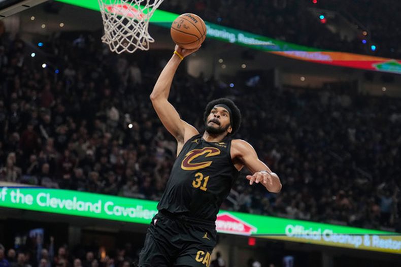 Jarrett Allen (31), de los Cavaliers de Cleveland, se alza para retacar el balón en la segunda mitad del séptimo juego de la serie de primera ronda de playoffs del baloncesto de la NBA contra los Raptors de Toronto, el domingo 3 de mayo de 2026, en Cleveland. (AP Foto/Sue Ogrocki)