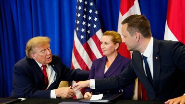 El primer ministro de Dinamarca, Mette Frederiksen, centro, el primer ministro de Groenlandia, Jens-Frederik Nielsen, derecha, y el presidente de Estados Unidos, Donald Trump, en la ceremonia de firma de un acuerdo de seguridad entre los tres países, en la sede de las Naciones Unidas, el martes 22 de septiembre de 2026. (Mads Claus Rasmussen/Ritzau Scanpix vía AP)