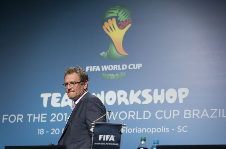 El secretario general de la FIFA, Jerome Valcke, llega a una conferencia durante un seminario de los equipos que participar&aacute;n en el Mundial el martes, 18 de febrero de 2014, en Florian&oacute;polis, Brasil. (AP Photo/Andre Penner)