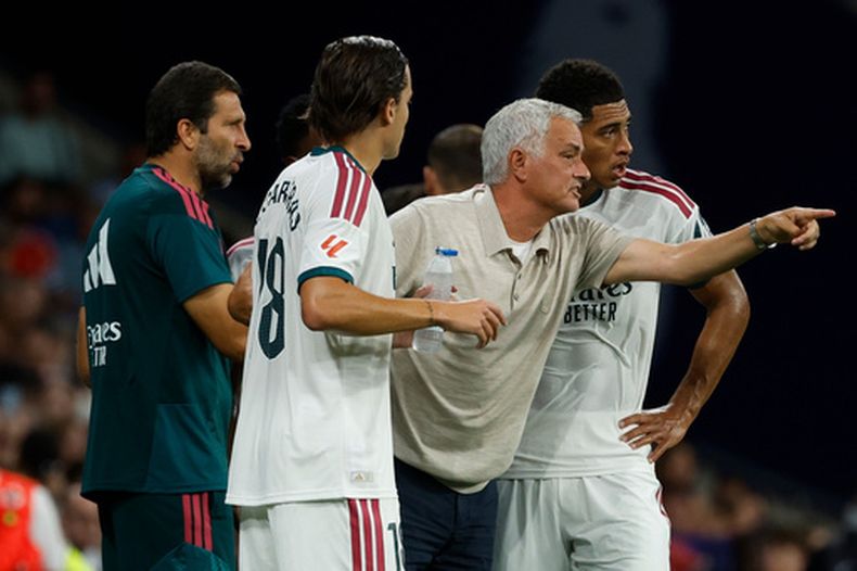 El técnico del Real Madrid José Mourinho charla con Jude Bellingham durante el partido contra Espanyol en la Liga de España, el sábado 22 de agosto de 2026, en Barcelona. (AP Foto/Joan Monfort)