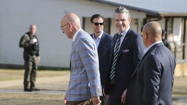 El secretario de Defensa de Estados Unidos, Pete Hegseth, en el centro, camina con Scott Burns, a la izquierda, mientras entran en la recaudación de fondos A Southern Salute to the Troops, organizada por la organización sin ánimo de lucro 7 Days for the Troops, el jueves 20 de marzo de 2025, en Tupelo, Mississippi. (Thomas Wells /The Northeast Mississippi Daily Journal via AP)
