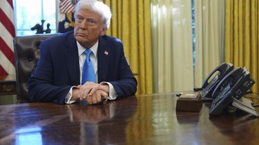 El presidente Donald Trump escucha preguntas de la prensa en el Despacho Oval de la Casa Blanca, el 4 de febrero de 2025, en Washington. (AP Foto/Evan Vucci)