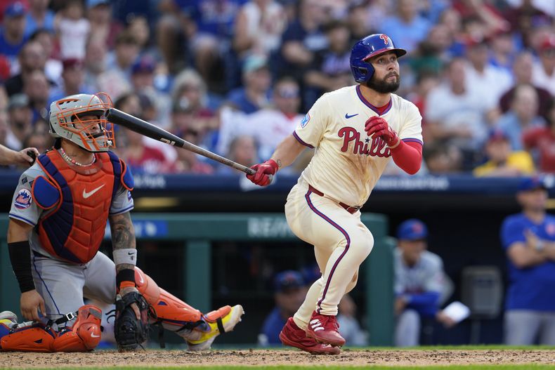 Cal Stevenson, de los Filis de Filadelfia, conecta un doble de dos carreras ante los Mets de Nueva York, el sábado 14 de septiembre de 2024 (AP Foto/Derik Hamilton)