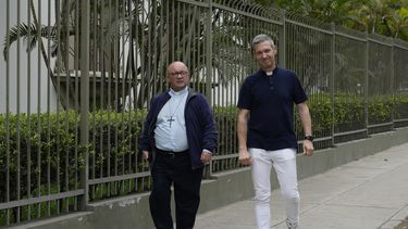 Los investigadores del Vaticano, el arzobispo Charles Scicluna, de Malta, a la izquierda, y monseñor Jordi Bertomeu, de España, caminan frente a la Nunciatura Apostolica durante un descanso de una reunión con personas que alegan abusos por parte del grupo laico católico Sodalicio de Vida Cristiana en Lima, Perú, el martes 25 de julio de 2023. (Foto AP/Martín Mejía)