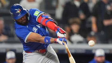 Vladimir Guerrero Jr. de los Azulejos de Toronto batea un sencillo remolcador contra los Yankees de Nueva York en el cuarto juego de la serie divisional de la Liga Americana, el miércoles 8 de octubre de 2025, en Nueva York. (AP Foto/Frank Franklin II)