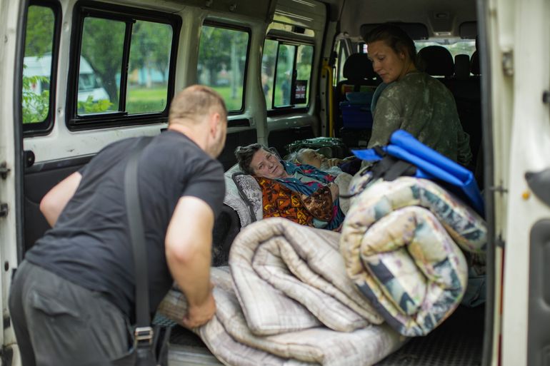 Huir de los rusos: las evacuaciones son lentas y difíciles
