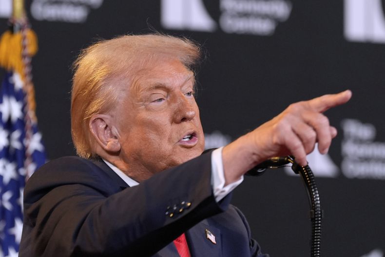 El presidente Donald Trump habla en el Kennedy Center, el miércoles 13 de agosto de 2025, en Washington. (Foto AP/Alex Brandon)