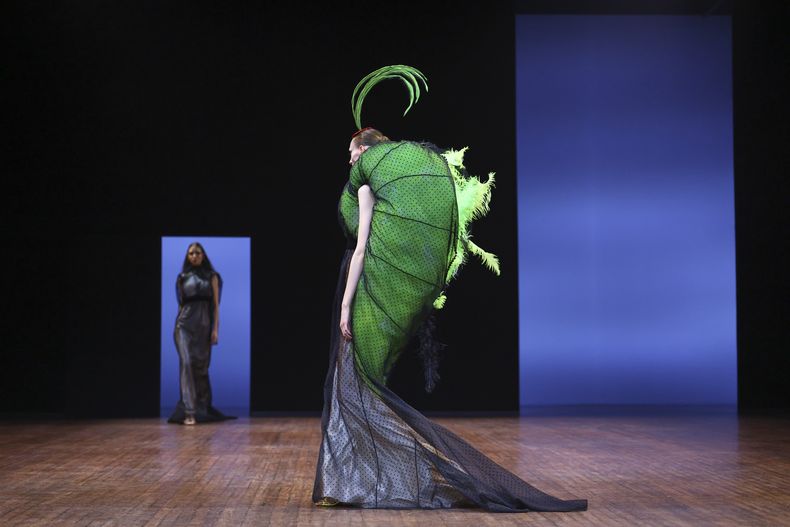 Una modelo luce una creación de la colección de Alta Costura Otoño-Invierno 2025/26 de Viktor & Rolf presentada el miércoles 9 de julio de 2025 en París. (Foto AP/Tom Nicholson)