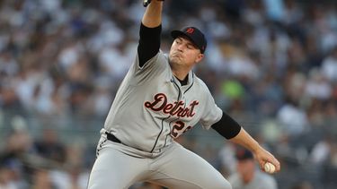 Tarik Skubal (29), de los Tigres de Detroit, lanza durante la tercera entrada de un partido de béisbol contra los Yankees de Nueva York, el martes 30 de junio de 2026, en Nueva York. (Foto AP/Heather Khalifa)