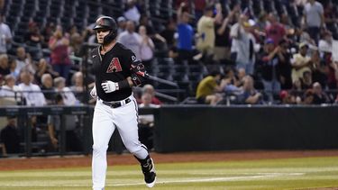 Christia Walker, de los Diamondbacks de Arizona, recorre las bases luego de conectar un jonrón en el juego del miércoles 31 de mayo de 2023, ante los Rockies de Colorado (AP Foto/Ross D. Franklin)