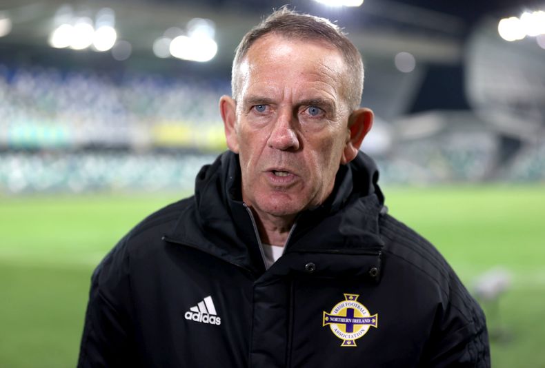 DEP-FUT IRLANDA DEL NORTE-ENTRENADOR CRÍTICA