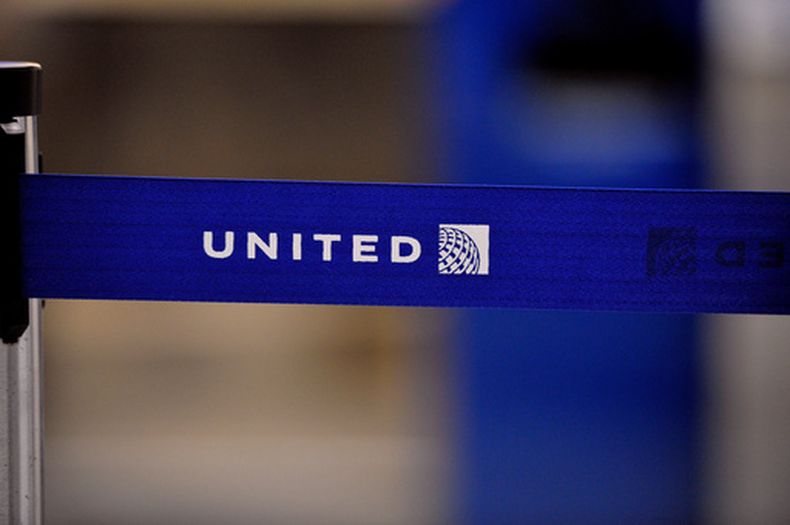 El logo de United Airlines en una barrera en el Aeropuerto Internacional O’Hare el 17 de mayo de 2011. (AP foto/Brian Kersey)
