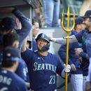 Ty France, de los Marineros de Seattle, festeja en la cueva luego de conseguir un jonrón solitario en el sexto inning del juego ante los Atléticos de Oakland, el jueves 25 de mayo de 2023 (AP Foto/John Froschauer)