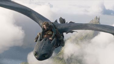 Esta imagen difundida por Universal Pictures muestra a Mason Thames como Hipo, viajando sobre Chimuelo en una escena de How to Train Your Dragon. (Universal Pictures vía AP)